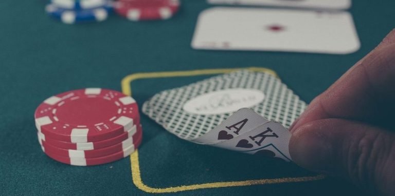 j1888 App Slots Live Casino Sports Betting ဂိမ်းစုံ Myanmar ကစားသူများ App ဖြင့် ကစားနေသောမြင်ကွင်း